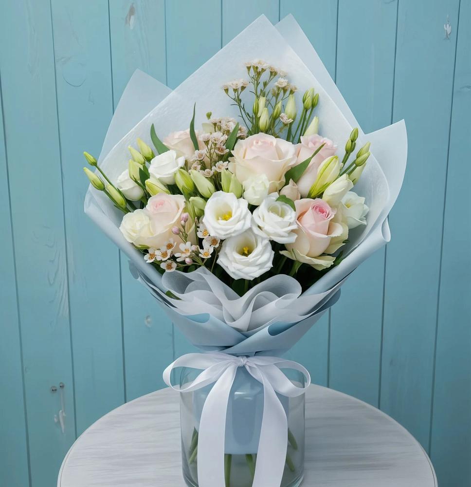 Букет цветов из: Розы и Лизиантусы в Угольные Копи