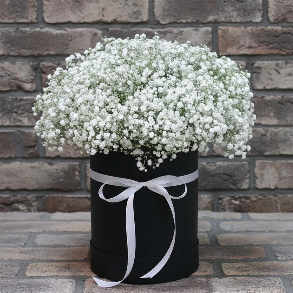 Цветочная композиция из Гипсофила в шляпной коробке в Угольные Копи