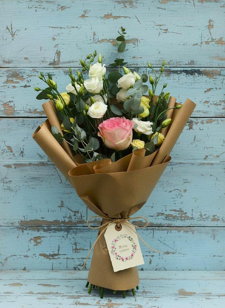 Букет цветов из: Розы и Лизиантусы в Угольные Копи