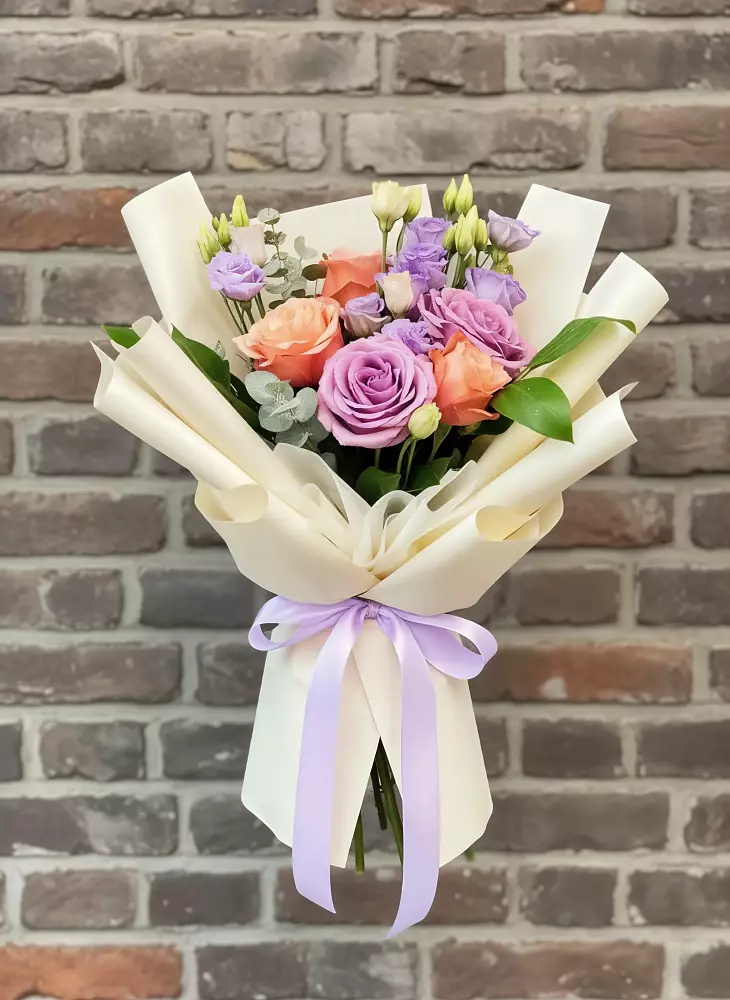 Букет цветов из: Лизиантусы и Розы в Угольные Копи