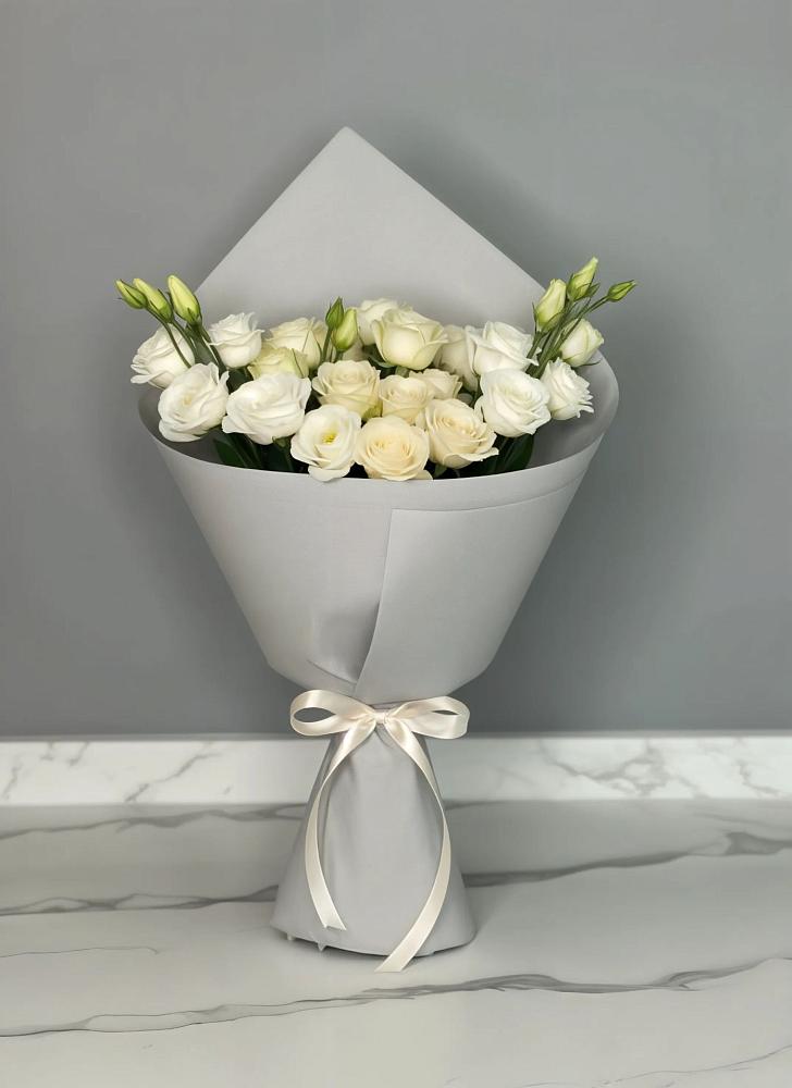 Букет цветов из: Розы и Лизиантусы в Угольные Копи