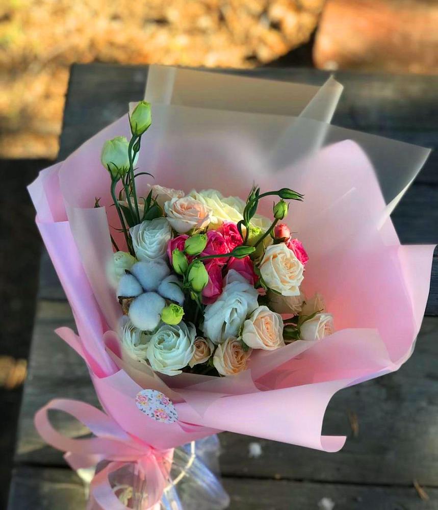 Букет цветов из: Розы и Лизиантусы в Угольные Копи