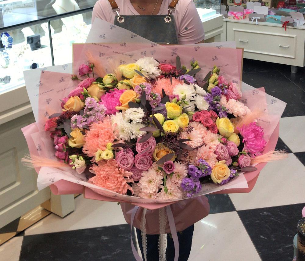 Букет цветов из: Розы, Хризантемы и Лизиантусы в Угольные Копи