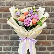 Букет цветов из:  Лизиантусы и Розы в Угольные Копи