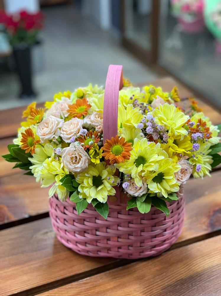 Цветочная композиция из Хризантемы и Розы в корзине в Угольные Копи