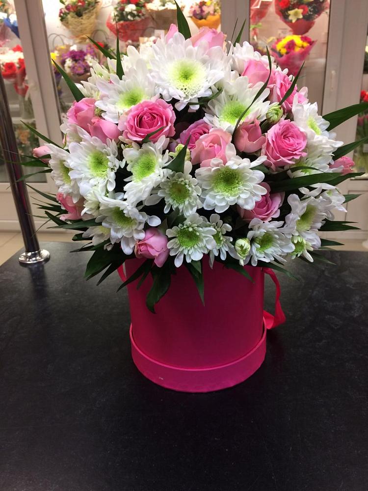 Цветочная композиция из Розы и Хризантемы в шляпной коробке в Угольные Копи