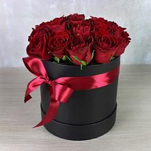 Цветочная композиция из Розы в шляпной коробке в Угольные Копи