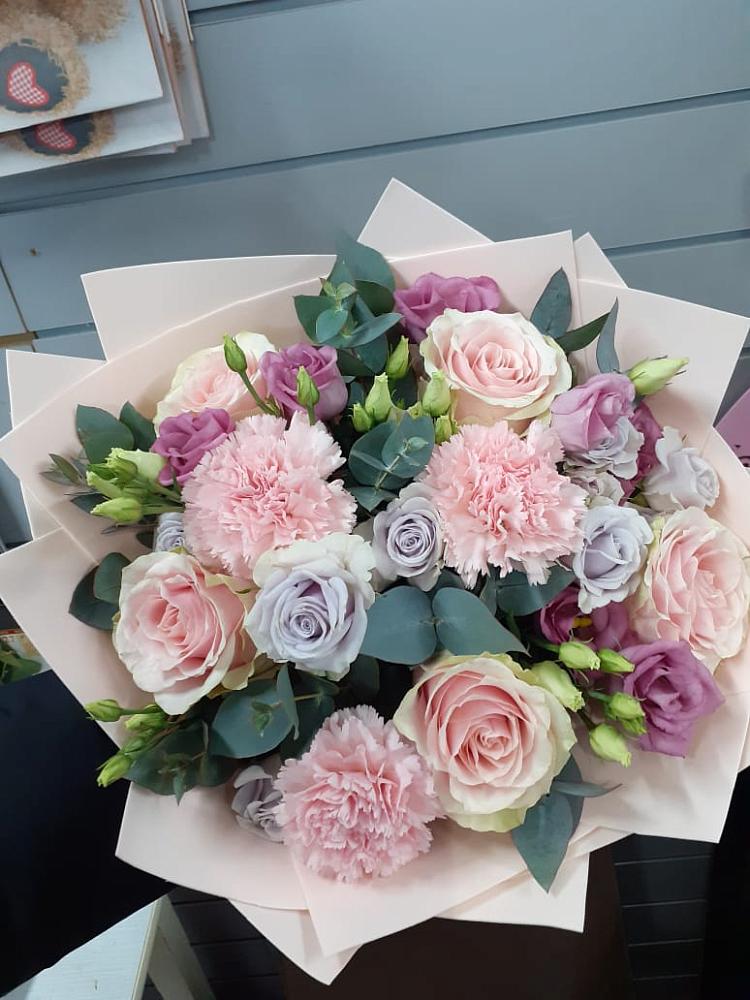 Букет цветов из: Розы, Гвоздики и Лизиантусы в Угольные Копи