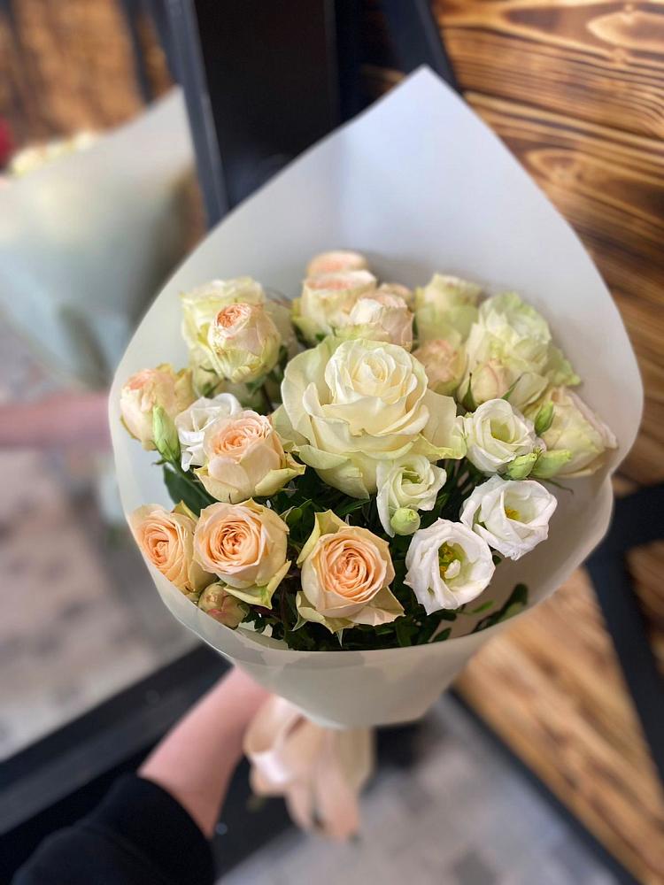 Букет цветов из: Розы и Лизиантусы в Угольные Копи